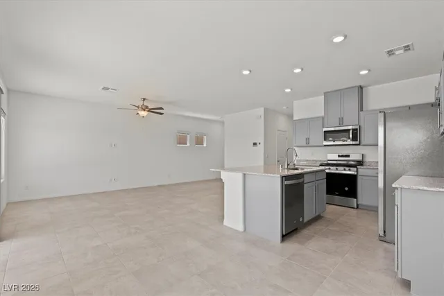 $2,400 | 7660 Love Spgs Lane, North Las Vegas, NV 89084