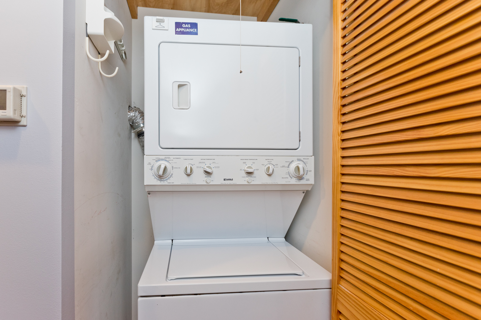 1500 West Monroe Street, Unit 515 Chicago, IL 60607 - Photo 8 of 10 a bathroom with a sink and mirror