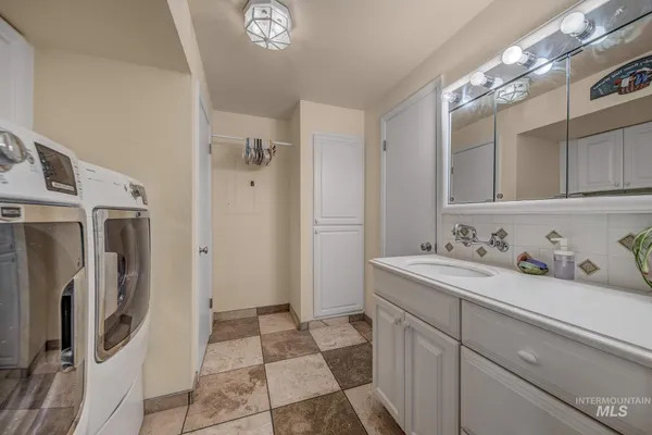 $425,000 | 1242 Southwest 11th Avenue, Ontario, OR 97914