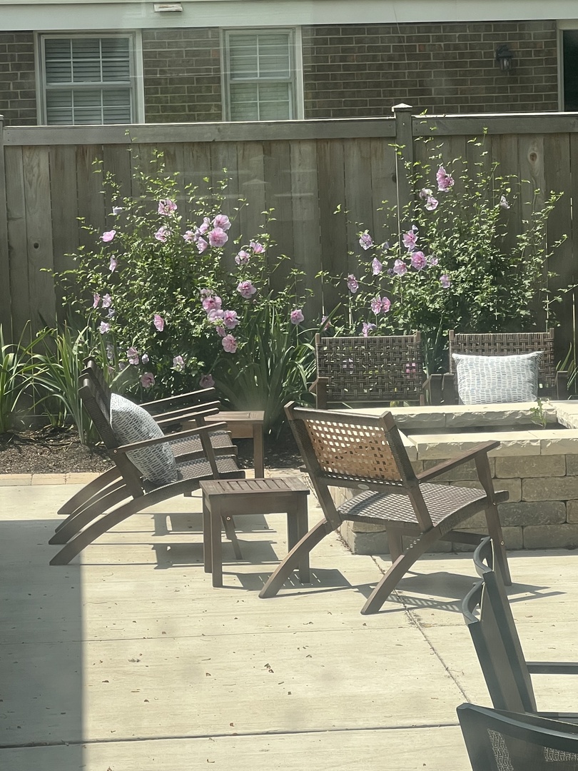 2726 Illinois Road Northbrook, IL 60062 - Photo 34 of 41 a outdoor view with sitting space