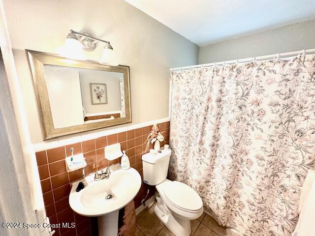 941 Croton Road Melbourne, FL 32935 - Photo 17 of 26 a bathroom with a toilet sink and mirror