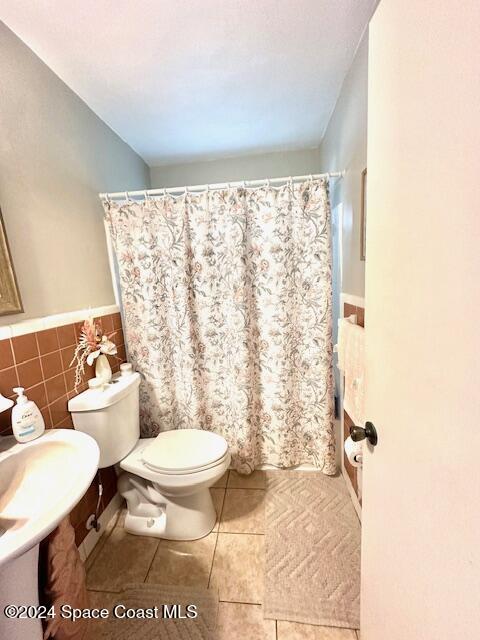 941 Croton Road Melbourne, FL 32935 - Photo 20 of 26 a bathroom with a toilet and a shower