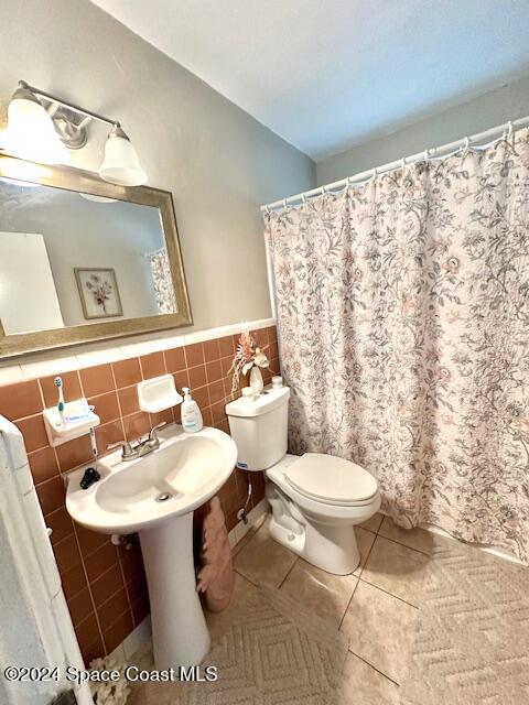 941 Croton Road Melbourne, FL 32935 - Photo 21 of 26 a bathroom with a sink toilet and mirror