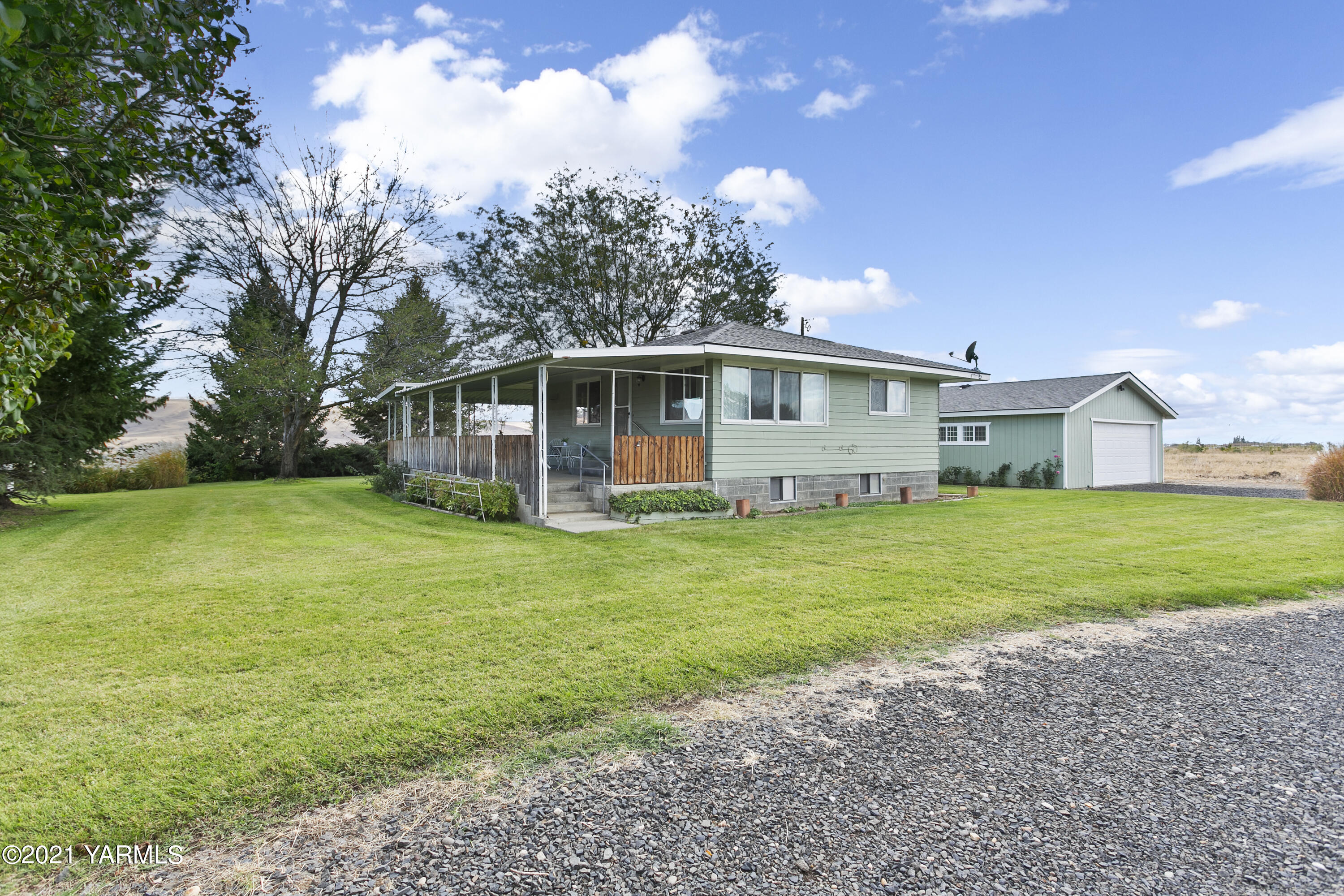 90601 West McCreadie Road Prosser, WA 99350 - Photo 1 of 8 a front view of house with yard and green space