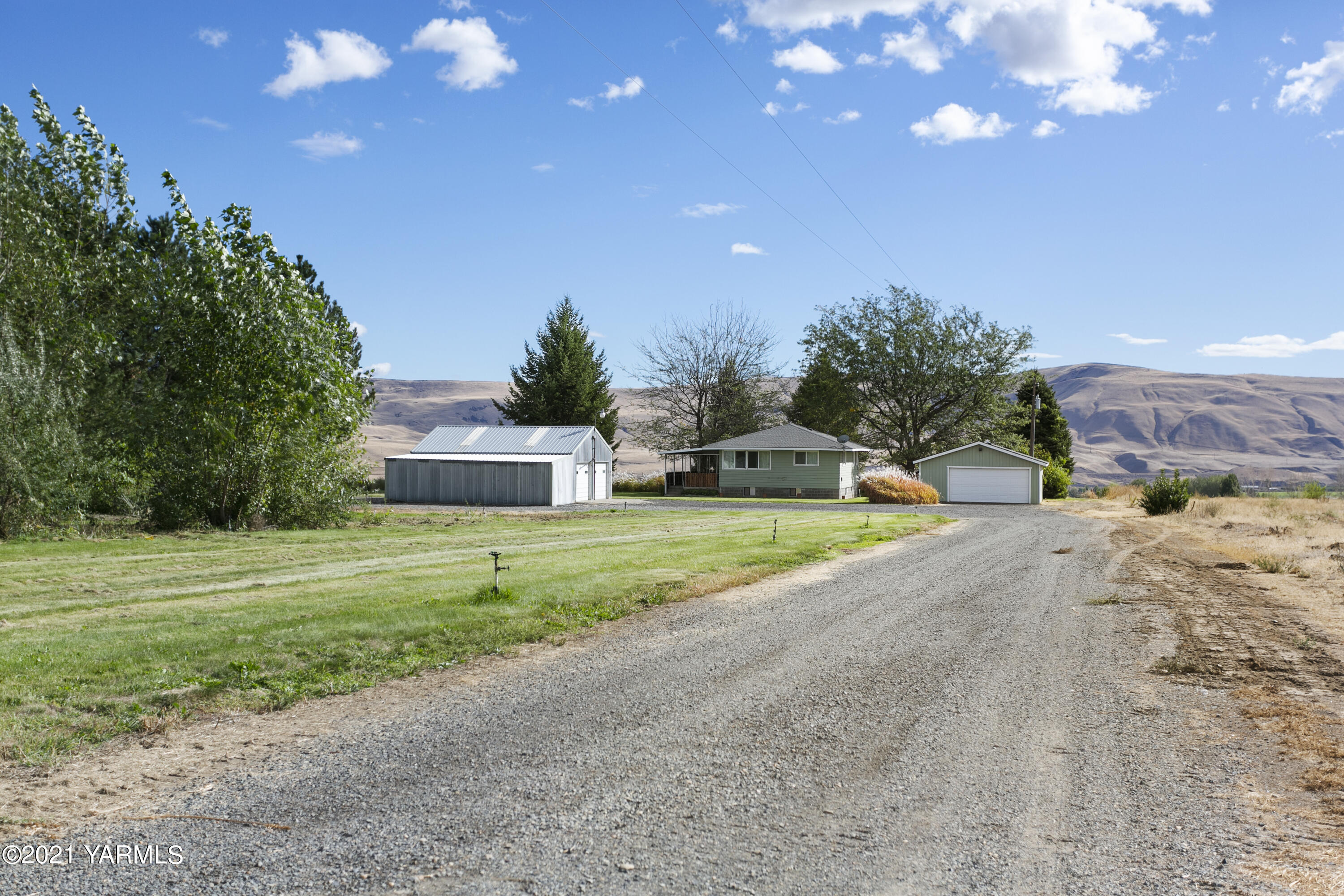 90601 West McCreadie Road Prosser, WA 99350 - Photo 2 of 8 a front view of a house with a yard and garage