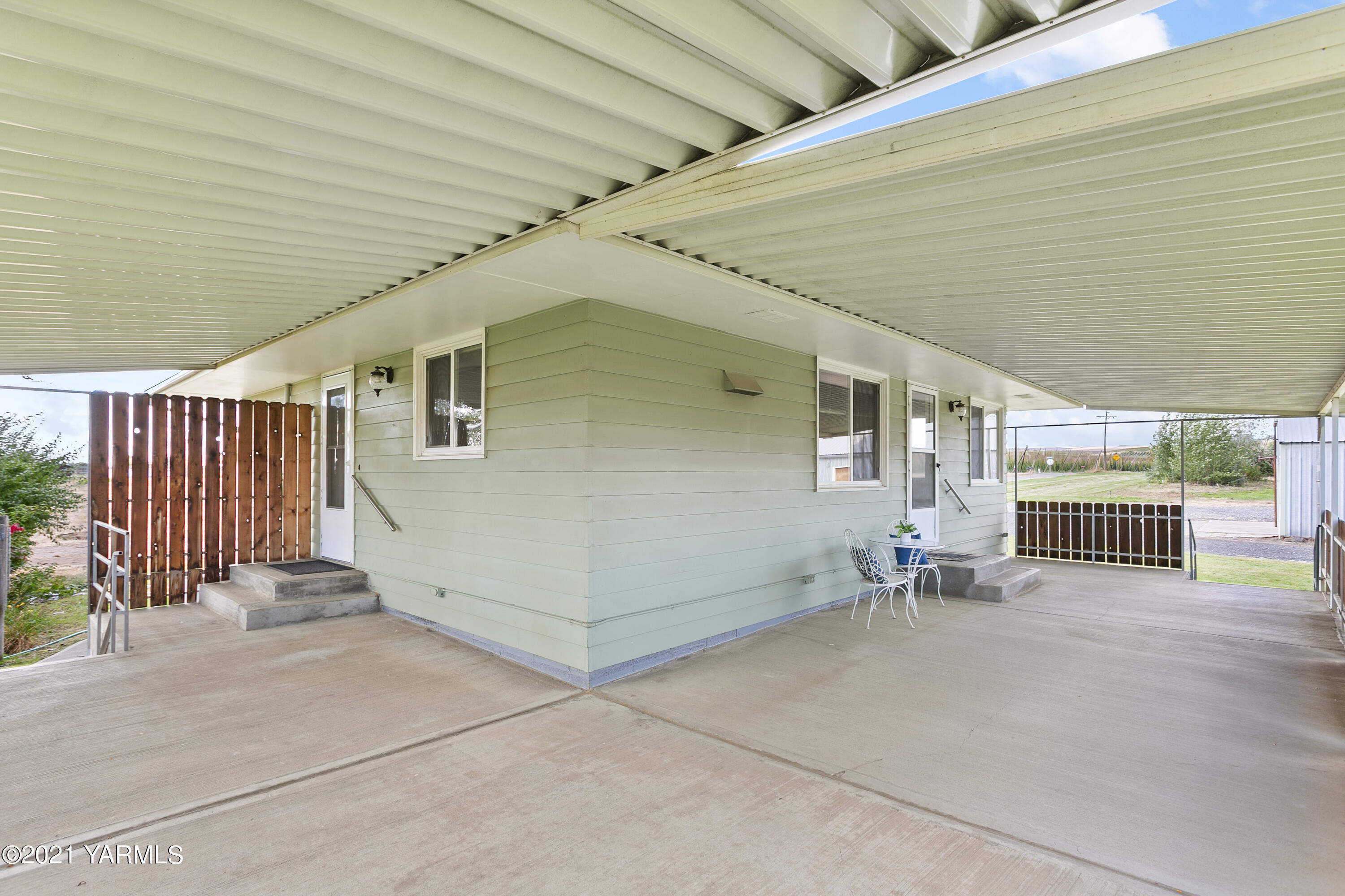 90601 West McCreadie Road Prosser, WA 99350 - Photo 4 of 8 a backyard of a house with table and chairs