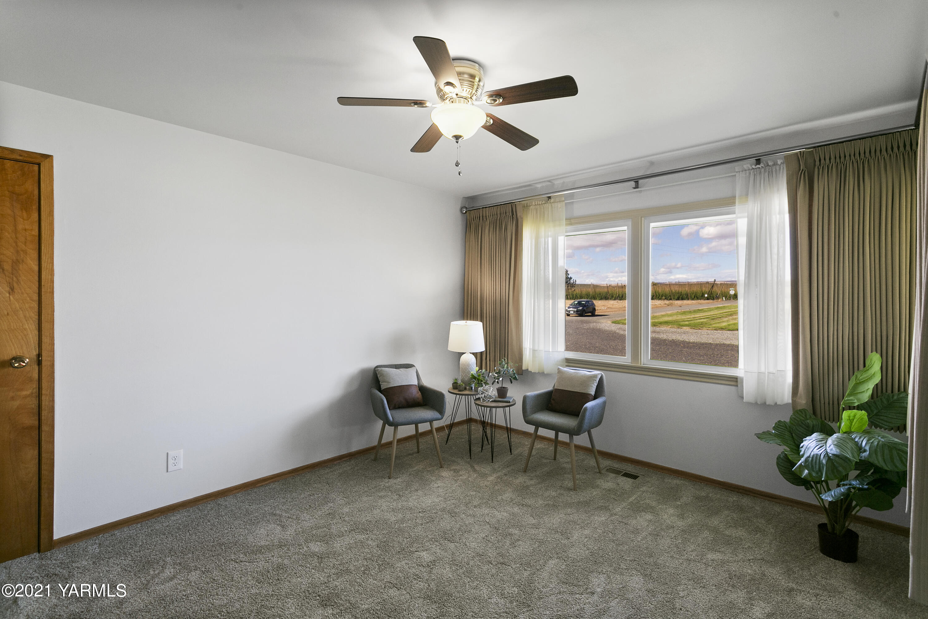 90601 West McCreadie Road Prosser, WA 99350 - Photo 5 of 8 a workspace with a window