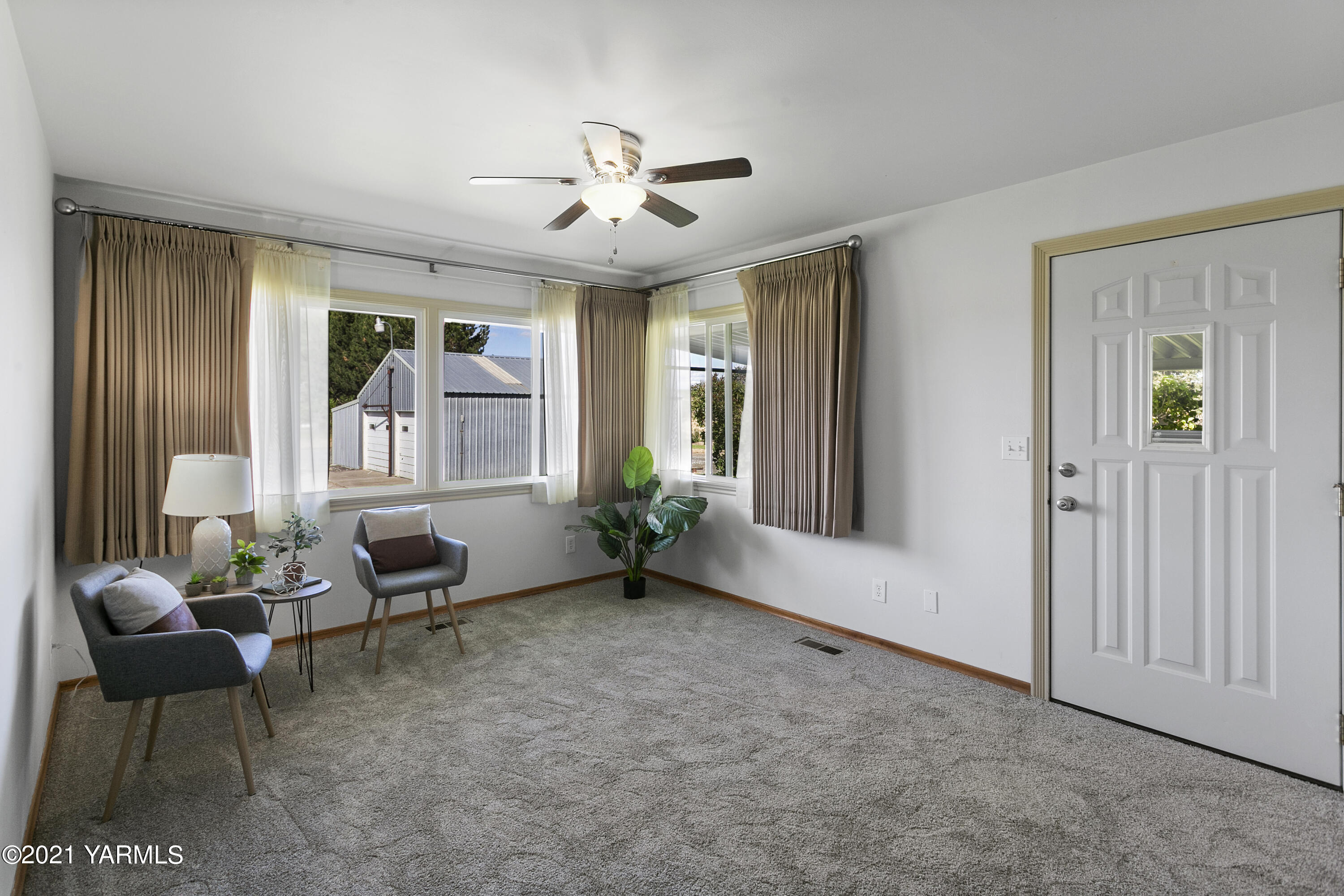 90601 West McCreadie Road Prosser, WA 99350 - Photo 6 of 8 a living room with furniture and windows