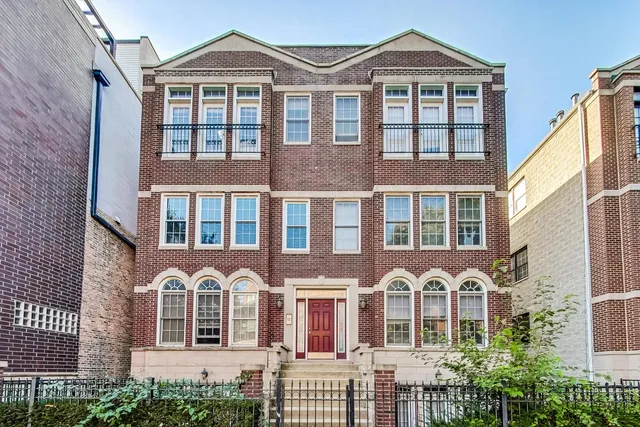 $3,400 | 3042 North Oakley Avenue, Unit 2S, Chicago, IL 60618