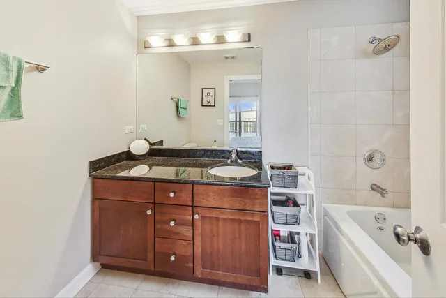 $3,400 | 3042 North Oakley Avenue, Unit 2S, Chicago, IL 60618