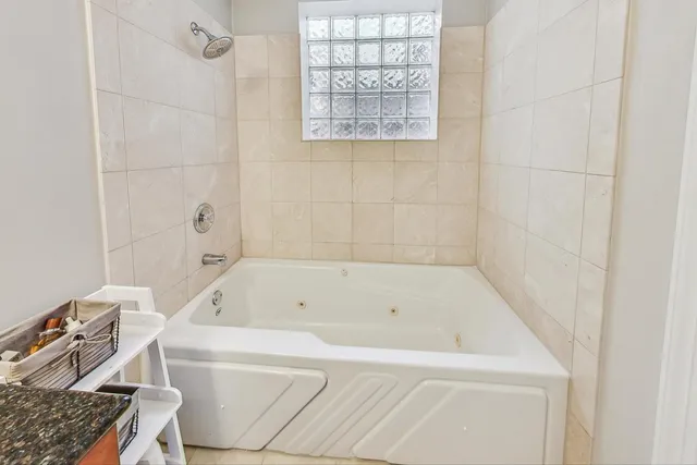 $3,400 | 3042 North Oakley Avenue, Unit 2S, Chicago, IL 60618