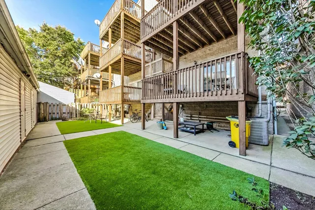 $3,400 | 3042 North Oakley Avenue, Unit 2S, Chicago, IL 60618