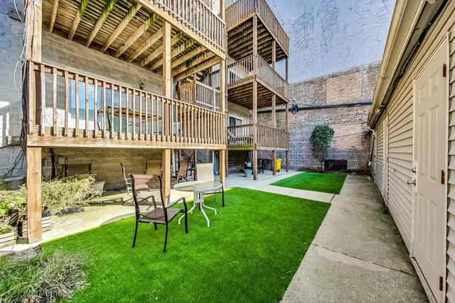 $3,400 | 3042 North Oakley Avenue, Unit 2S, Chicago, IL 60618