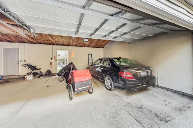 $3,400 | 3042 North Oakley Avenue, Unit 2S, Chicago, IL 60618