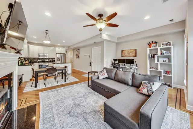 $3,400 | 3042 North Oakley Avenue, Unit 2S, Chicago, IL 60618