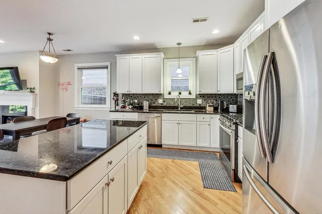 $3,400 | 3042 North Oakley Avenue, Unit 2S, Chicago, IL 60618