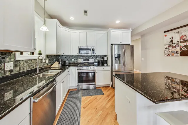 $3,400 | 3042 North Oakley Avenue, Unit 2S, Chicago, IL 60618