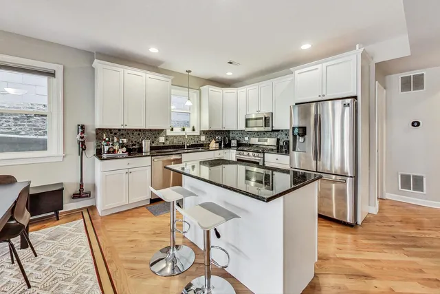 $3,400 | 3042 North Oakley Avenue, Unit 2S, Chicago, IL 60618