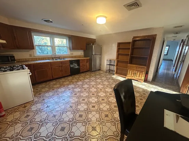 $2,800 | 22 Norcross Street, Unit 1, Arlington, MA 02474