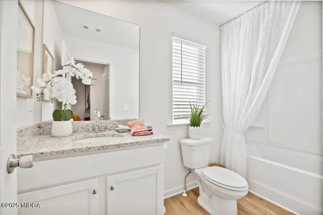 a bathroom with a bathtub and toilet