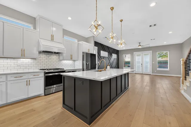 a kitchen that has a lot of cabinets in it