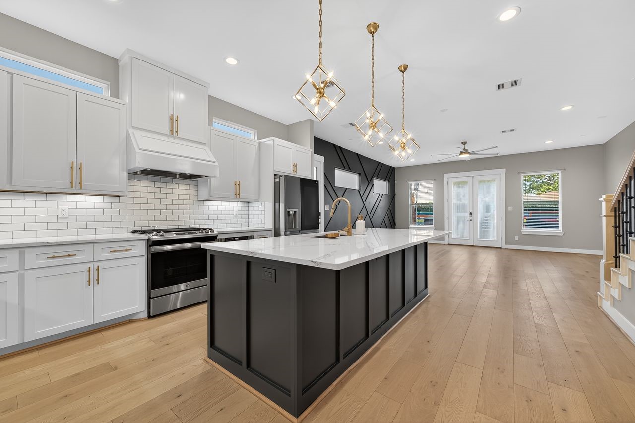4508 Hardy Street, Unit B Houston, TX 77009 - Photo 11 of 40 a kitchen that has a lot of cabinets in it