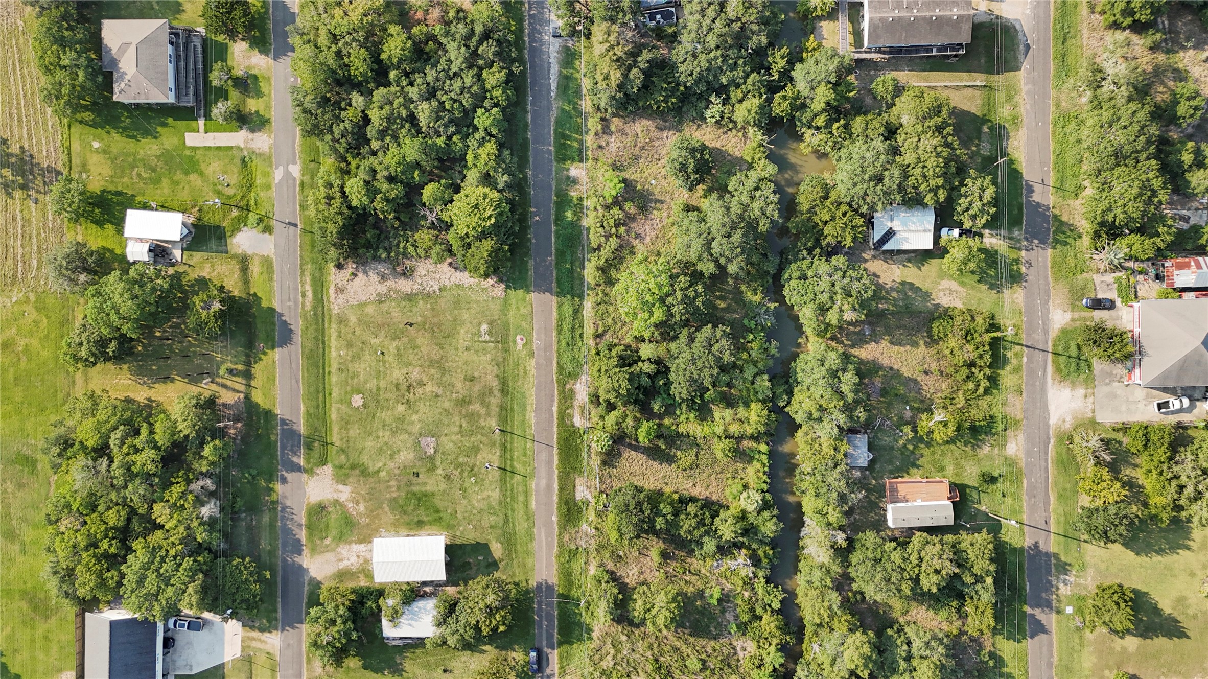 612 Hall Street Anahuac, TX 77514 - Photo 7 of 10