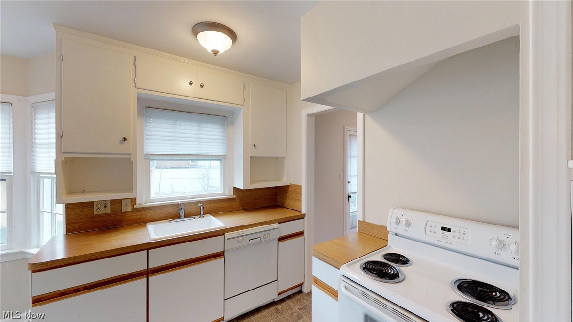 4365 Silsby Road Cleveland, OH 44118 - Photo 4 of 12 Kitchen