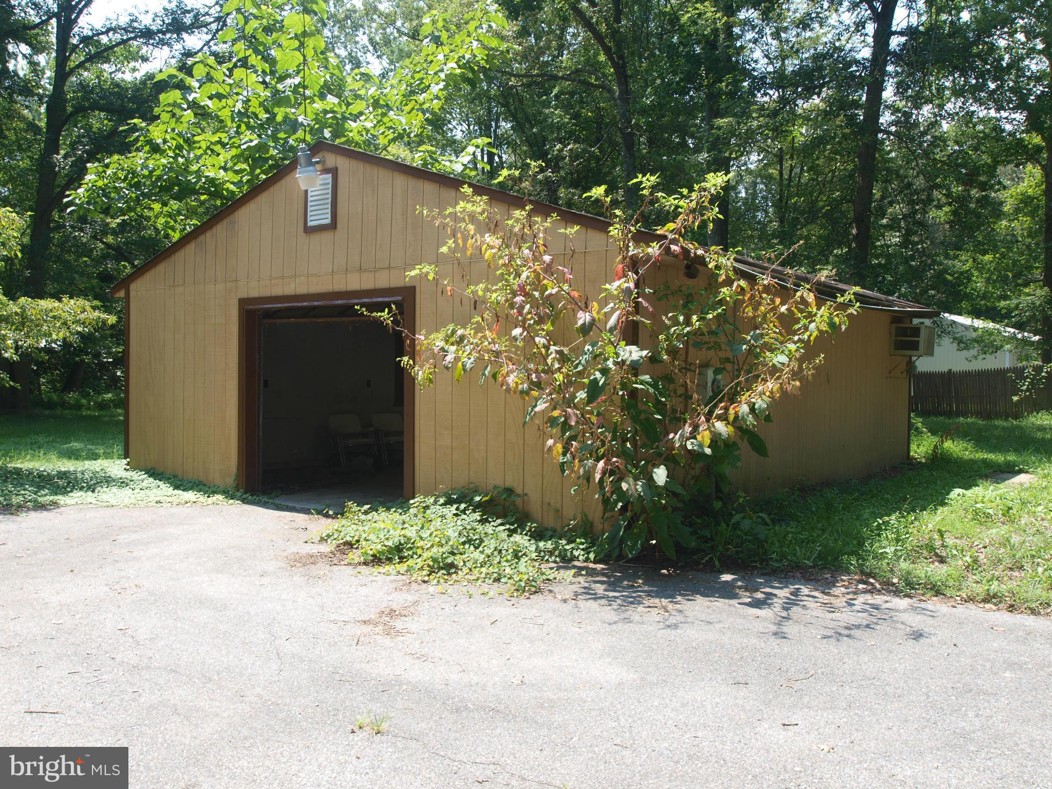 Large Garage/Workshop
