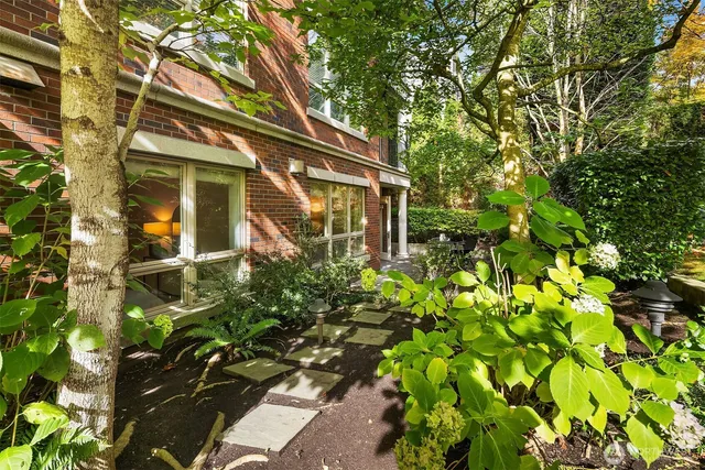 $1,045,000 | 726 Boylston Avenue East, Unit 5, Seattle, WA 98102