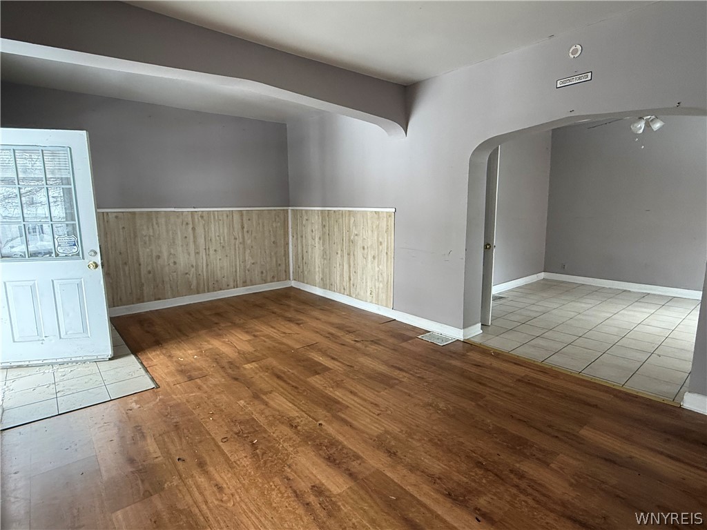 615 Chestnut Avenue Niagara Falls, NY 14305 - Photo 2 of 18