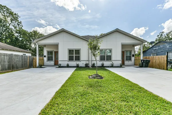 a view of a house with backyard and porch
