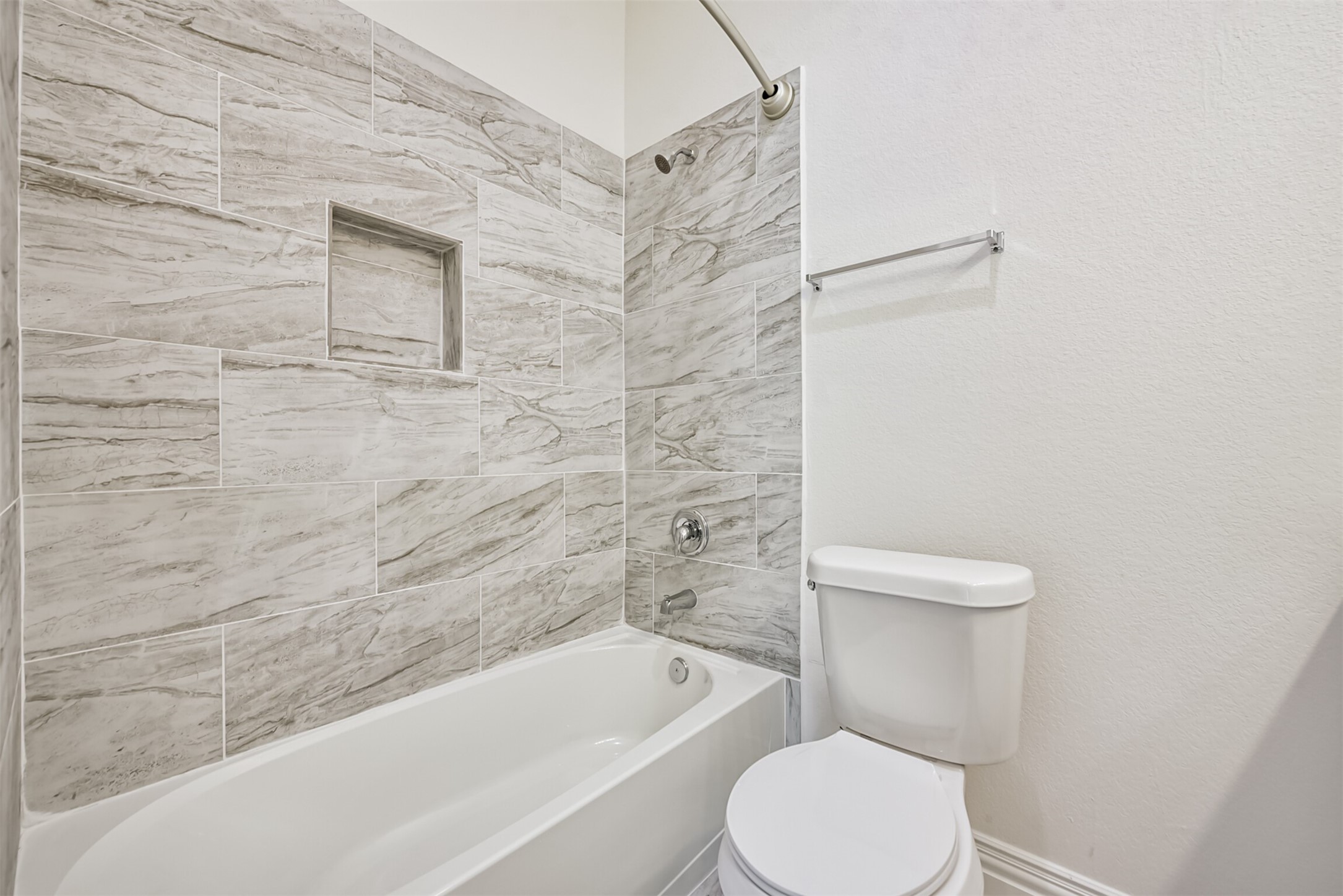 5114 Higgins Street, Unit A Houston, TX 77033 - Photo 18 of 28 a bathroom with a toilet and a bathtub