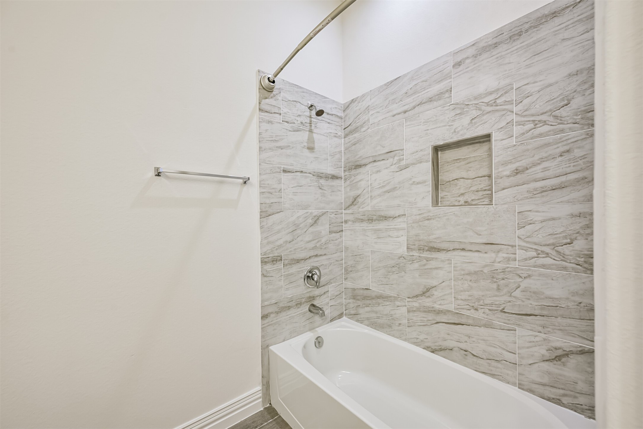 5114 Higgins Street, Unit A Houston, TX 77033 - Photo 24 of 28 a bathroom with a bathtub