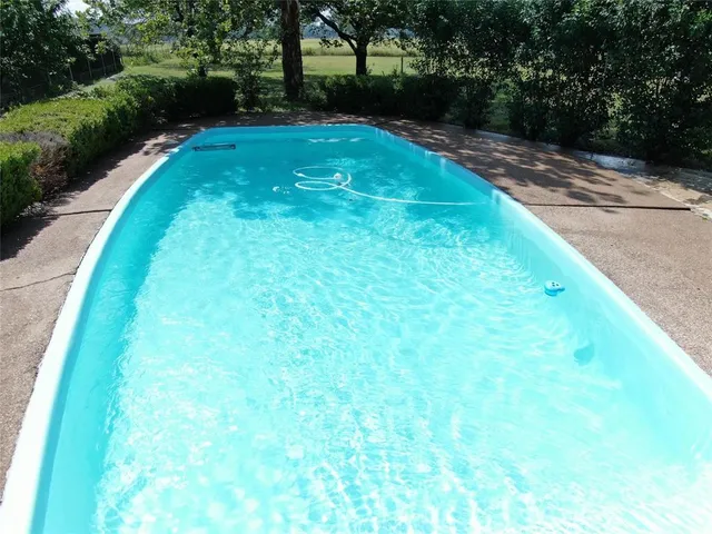 a view of a back yard