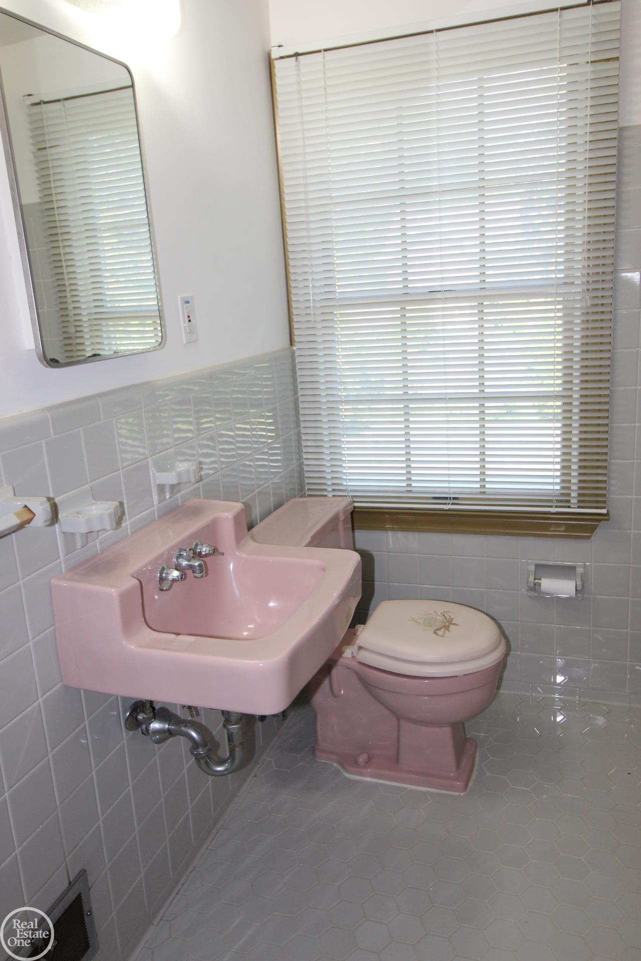 1320 Devonshire Road Grosse Pointe, MI 48230 - Photo 32 of 57 50112447-31.JPG