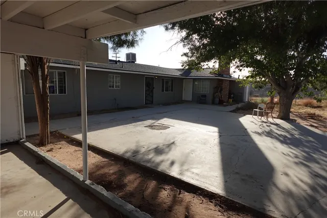 a view of a backyard