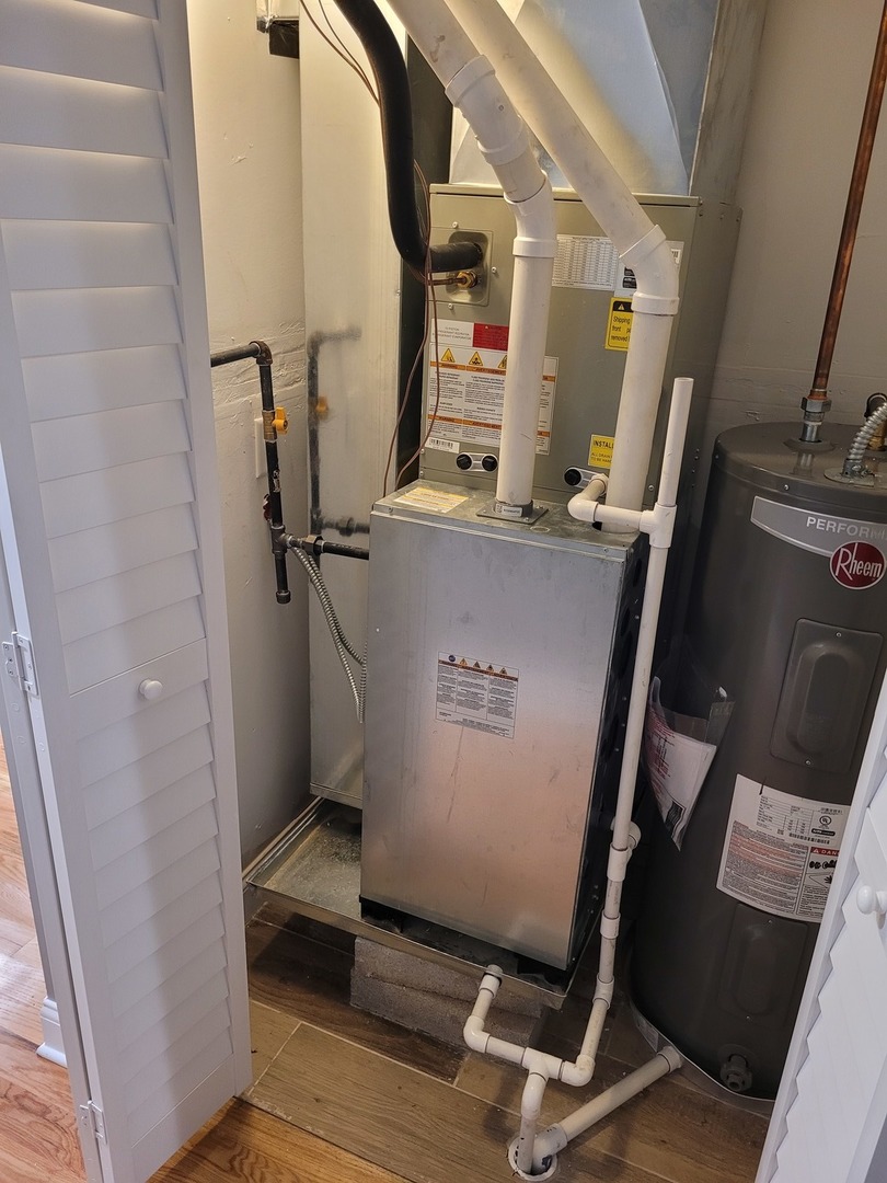 523 West 65th Place Chicago, IL 60621 - Photo 11 of 19 a room with gym equipment