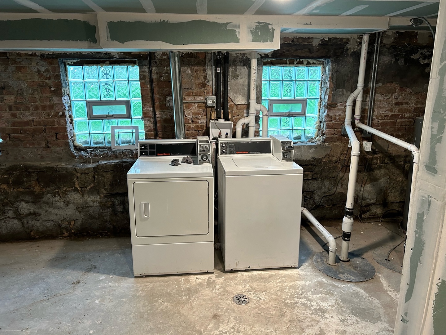523 West 65th Place Chicago, IL 60621 - Photo 13 of 19 a utility room with washer and dryer
