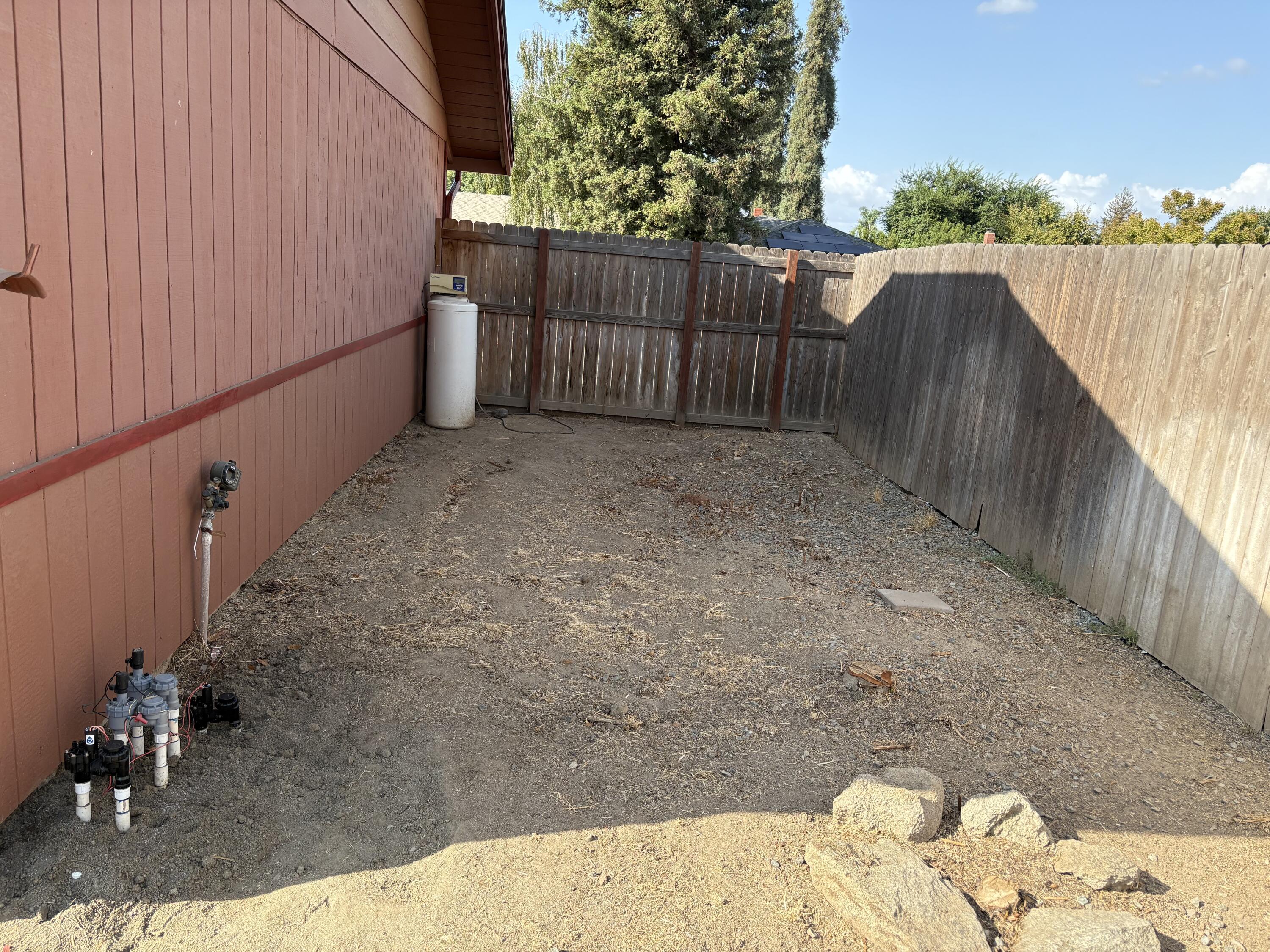 808 Vine Street Exeter, CA 93221 - Photo 23 of 27 Side Yard