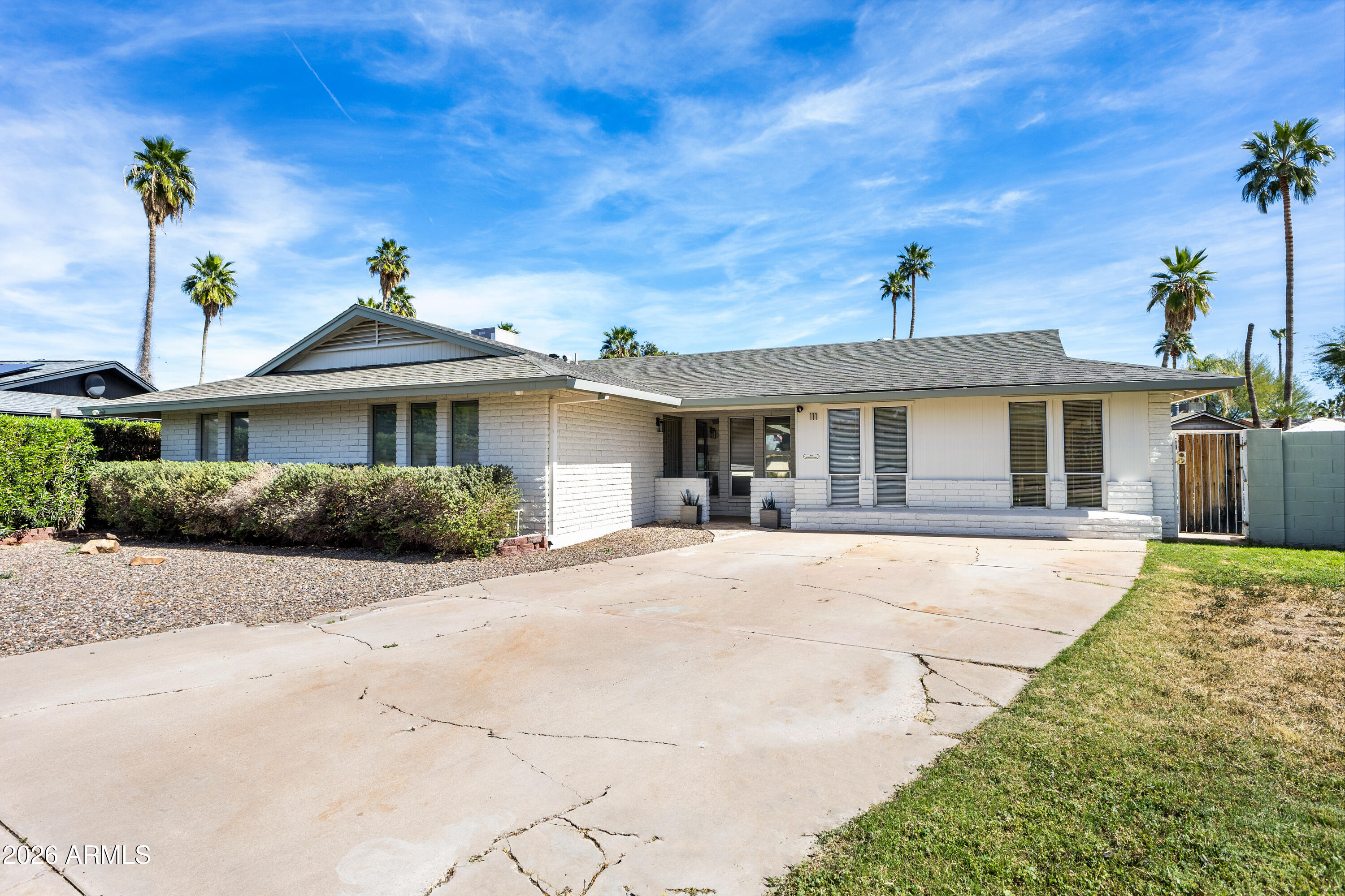 111 South Cholla Street Gilbert, AZ 85233 - Photo 2 of 34 a front view of a house with a garden