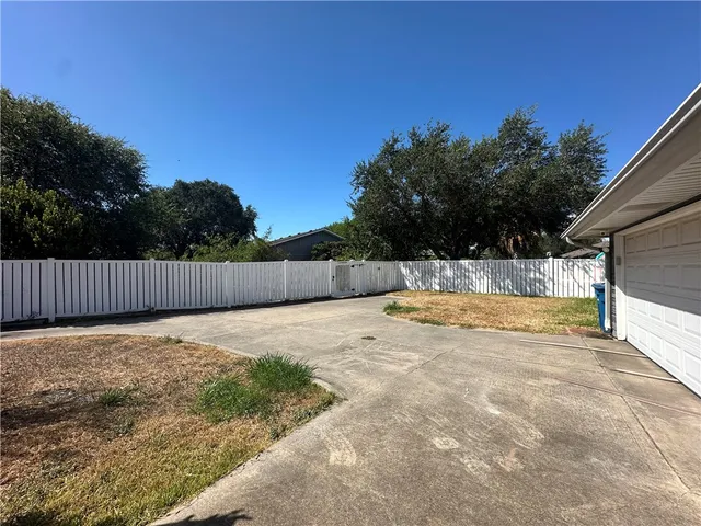 a view of a backyard