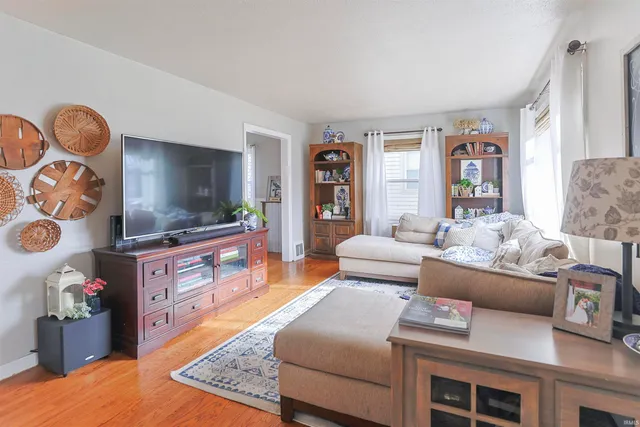 $219,900 | 910 West Lawrence Street, Mishawaka, IN 46545