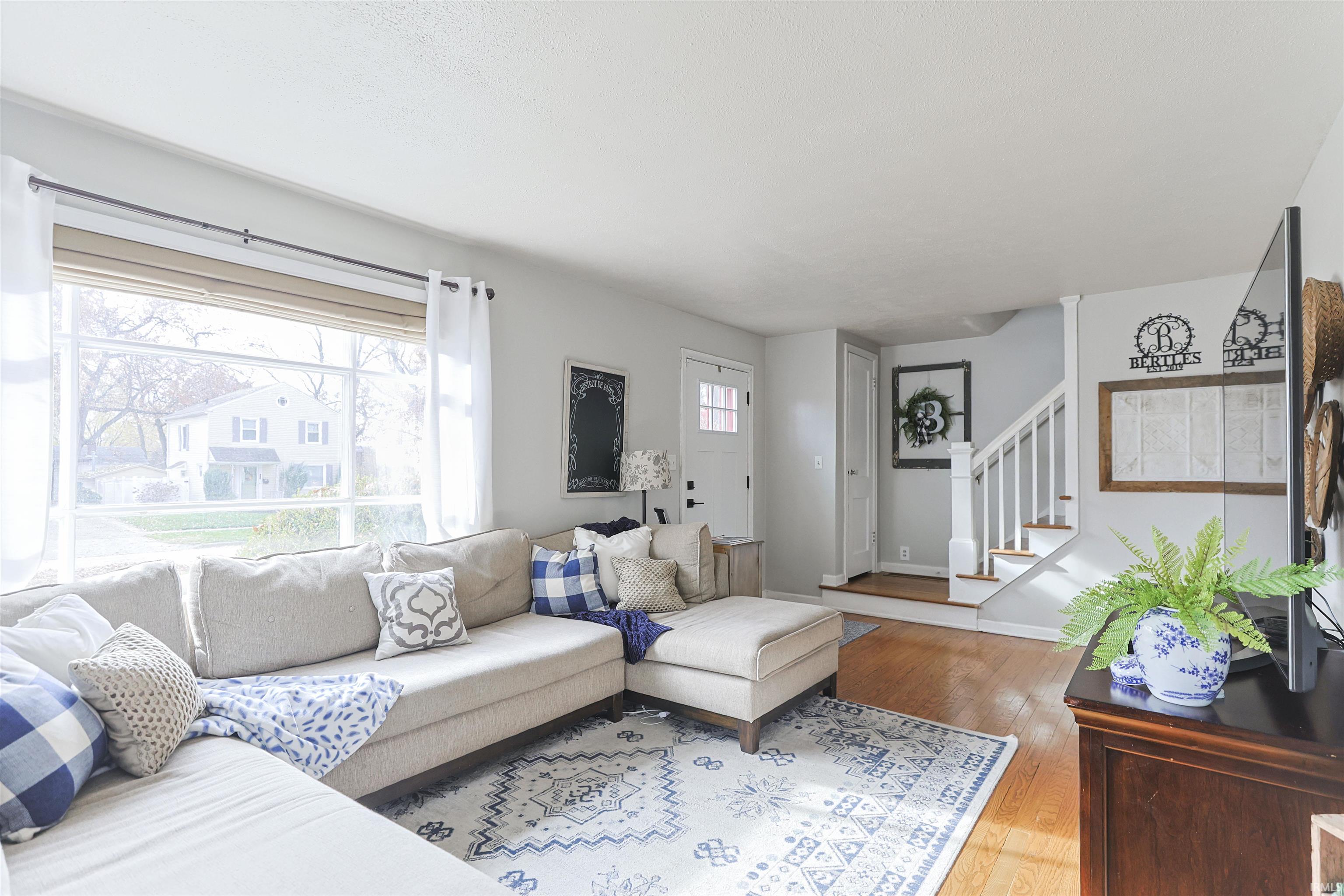 910 West Lawrence Street Mishawaka, IN 46545 - Photo 3 of 26