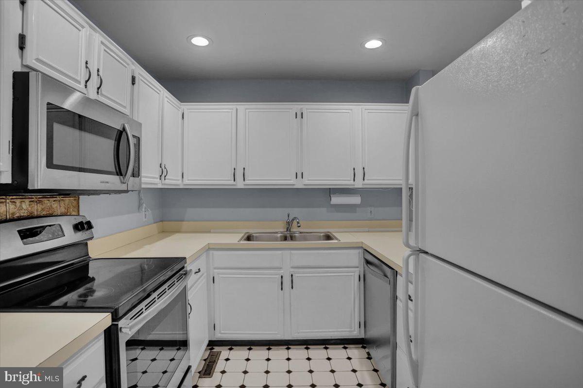 13 Tanglewood Drive Reading, PA 19607 - Photo 8 of 38 Cute Kitchen
