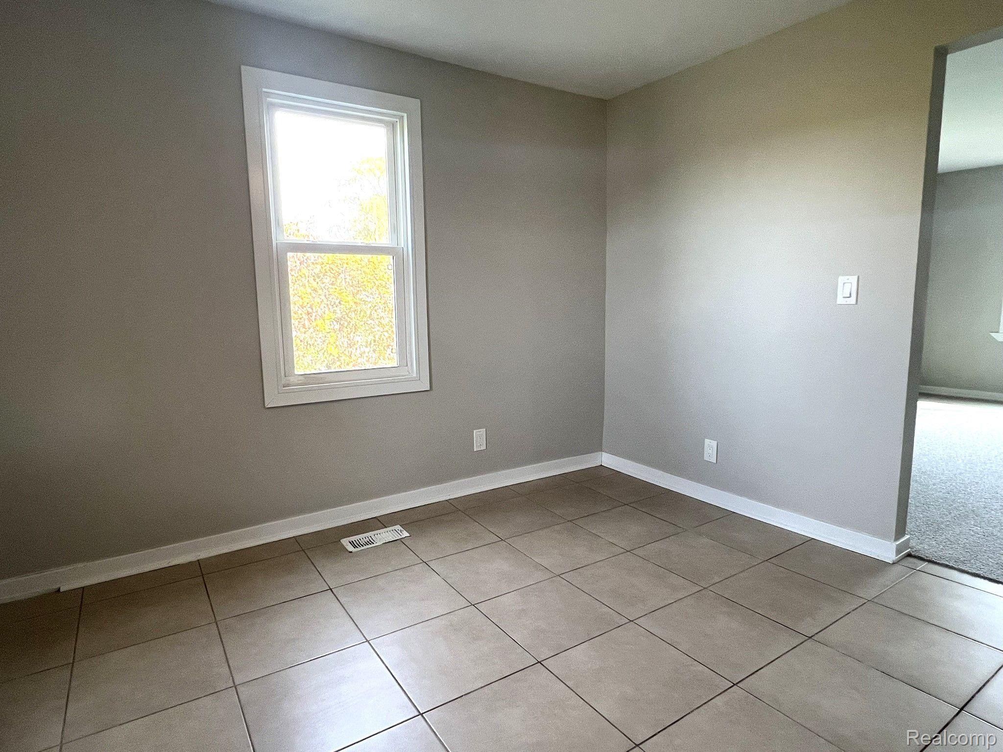 12067 Telegraph Road Carleton, MI 48117 - Photo 8 of 18 Eat-in/Dining area