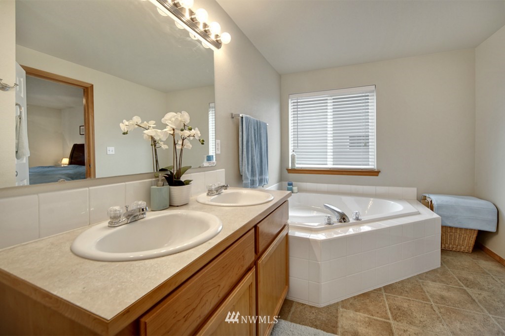 335 Yakima Place Southeast Renton, WA 98059 - Photo 12 of 16
