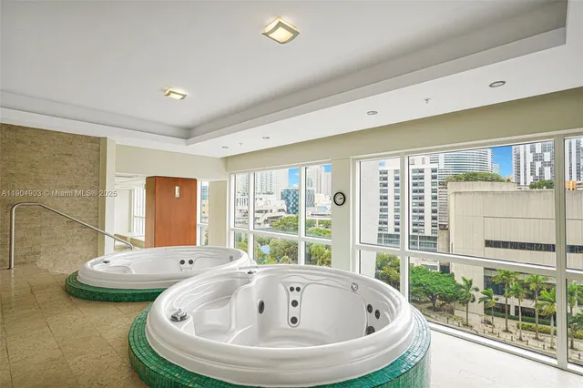 $615,000 | 41 Southeast 5th Street, Unit 816, Miami, FL 33131