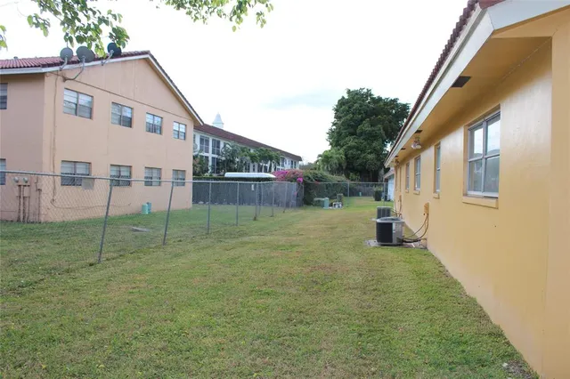 a view of back yard of the house