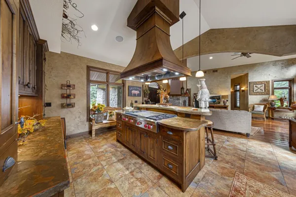 $750,000 | 60639 211th Street, Eagle Lake, MN 56024